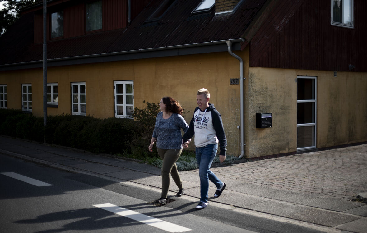 Lone Asfaltsen og Casper Dernburg Vognsen går over Løgstørvej ved deres hus