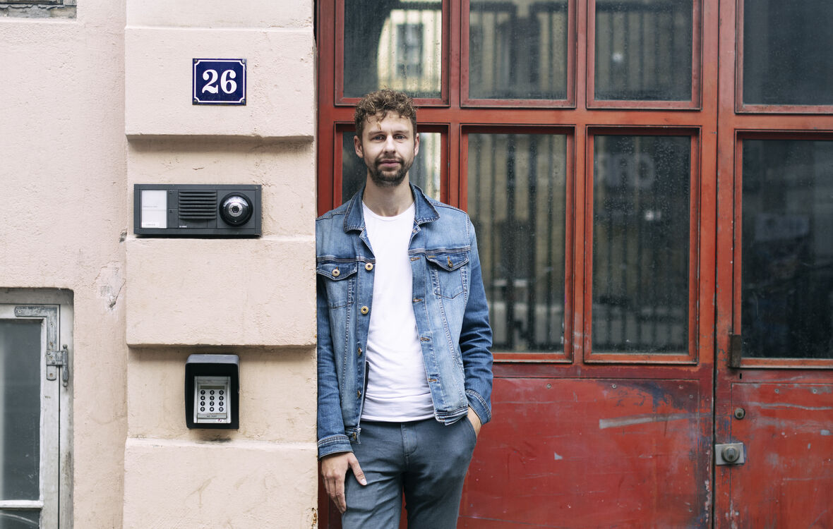 Journalist Mads Lorenzen, Version 2, foran indgangsdør med kodelås