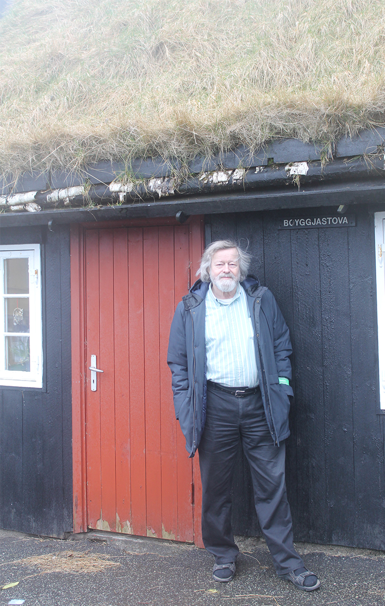Kristian Blak foran sit hus