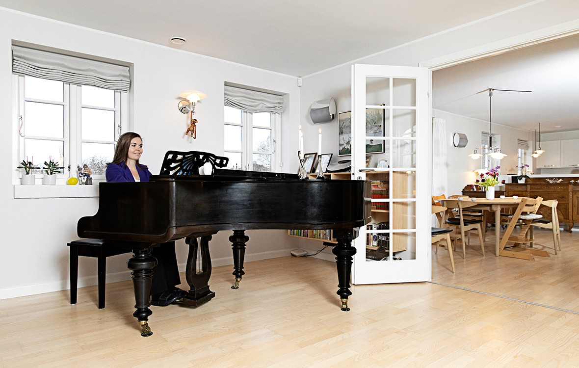 Louise Schack Elhom sidder i sin stue i Sorø