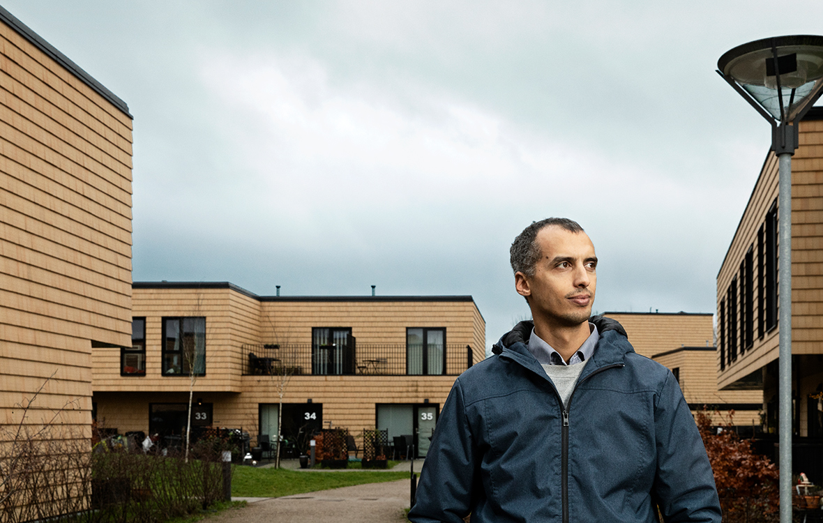Mattias Tesfaye foran sin bolig i Albertslund
