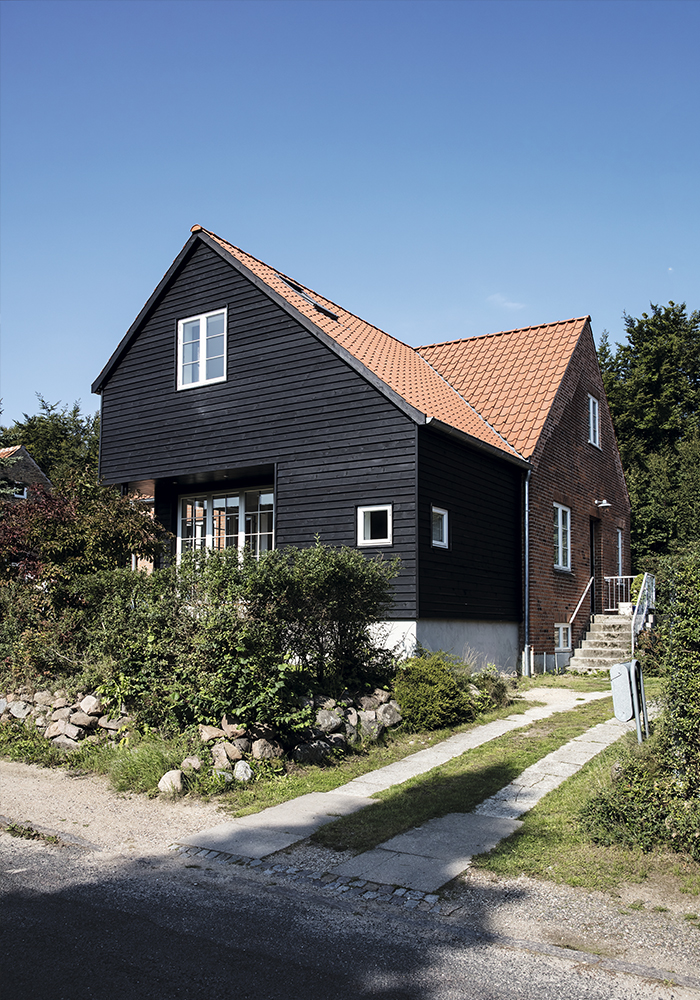 Tilbygning hænger sammen med terrasse og have
