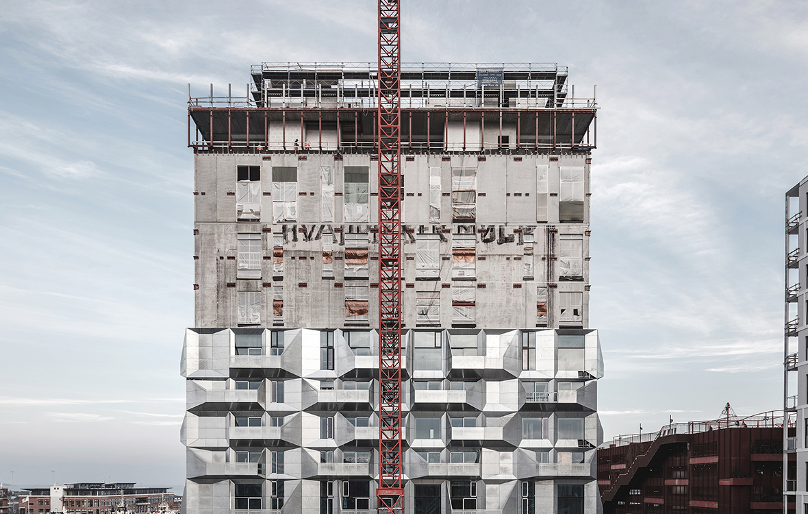The Silo under renoveringen med kran foran