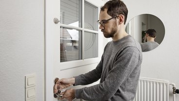 Mand sikrer sin dør mod indbrud med to låse 