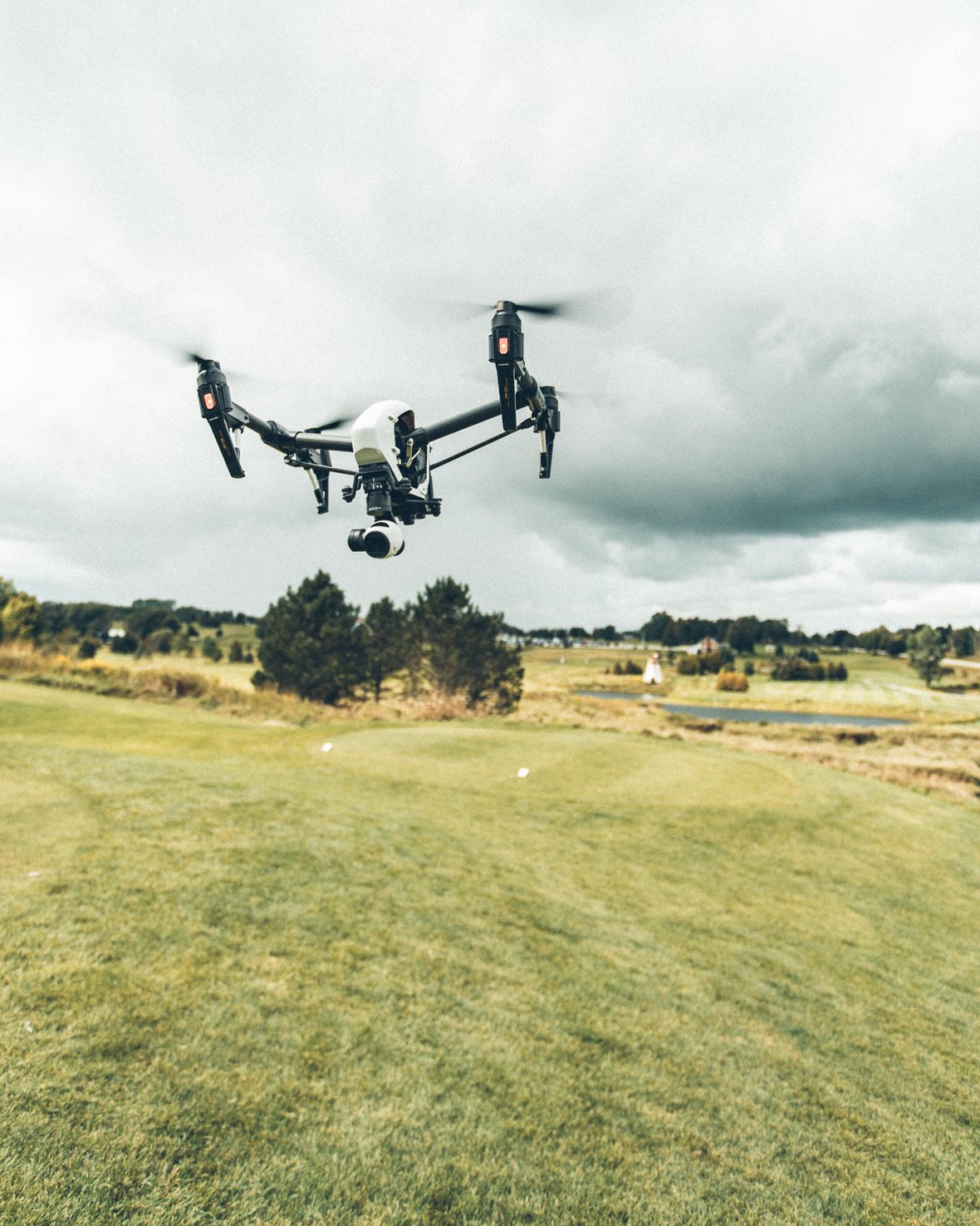 Må flyve med drone med kamera over have?
