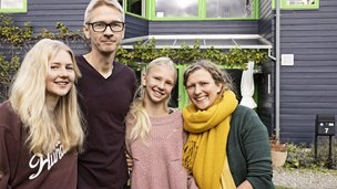 Familien Køie foran deres hus