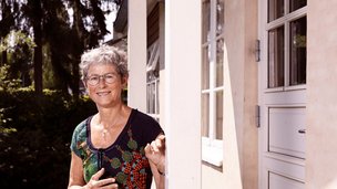 Hanne Kaufmann foran sin bolig