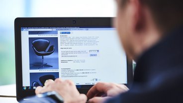 Mand køber varer på nettet