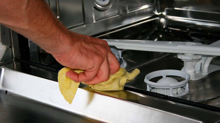 garage operation Udsigt Rengøring af opvaskemaskine | Undgå snavs og lugt med disse 6 råd