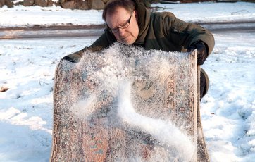 Kan du rense dine tæpper og lammeskind i sneen? Se, hvor det