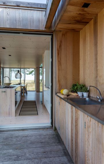 Sommerhuset ved havet: lys og lyng helt ind i stuen Lys i stuen