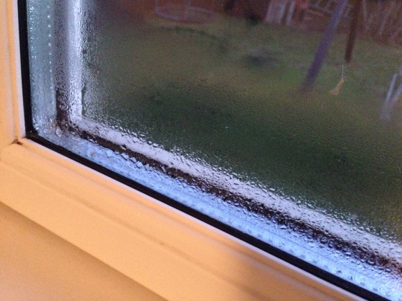 Fugt på vinduer trods og lav luftfugtighed inde - hvorfor og hvad kan vi gøre?