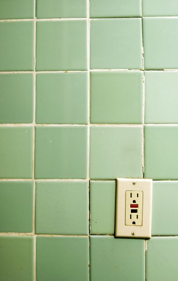 Hule og løse fliser | Sådan kan du reparere i badeværelset
