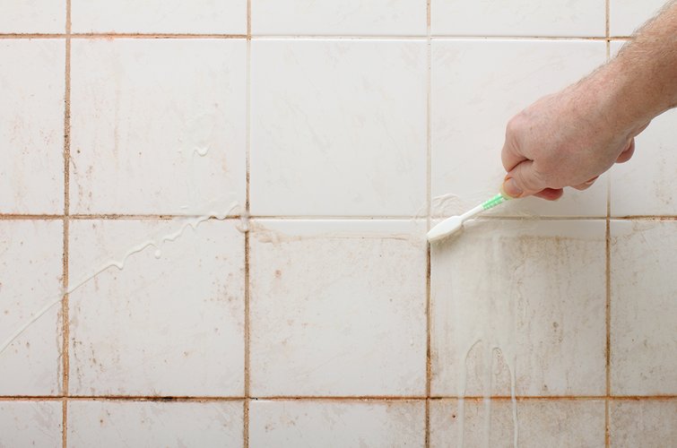 Vice udføre Diplomat Effektiv rengøring af fuger mellem fliser på badeværelse | 4 gode råd